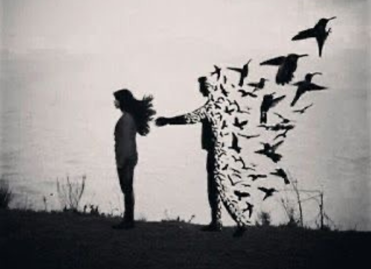 Illustration artistique d'un homme qui disparaît en oiseaux derrière une femme, symbolisant le deuil.