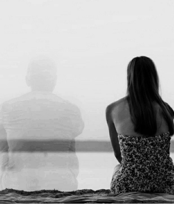 Femme assise face à une silhouette d’homme translucide, symbolisant l’absence ou le deuil.
