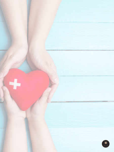 Deux paires de mains tenant un cœur rouge avec un pansement blanc sur fond bleu pastel.